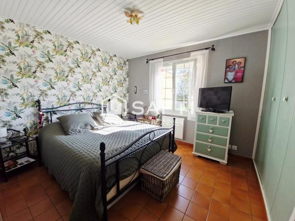 Maison plain pied 3 chambres avec deux garages et piscine