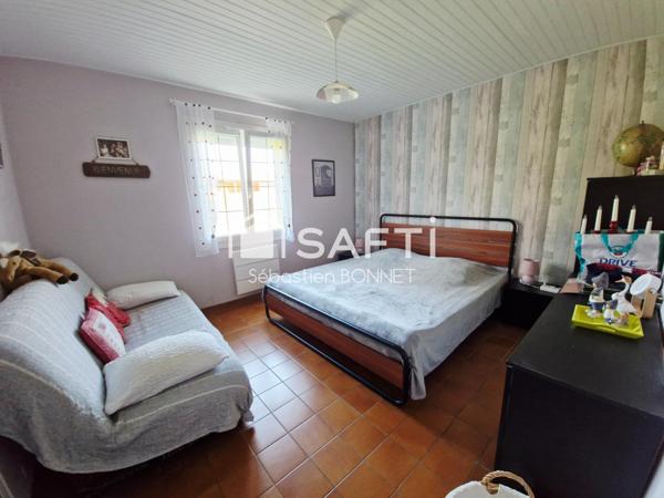 Maison plain pied 3 chambres avec deux garages et piscine