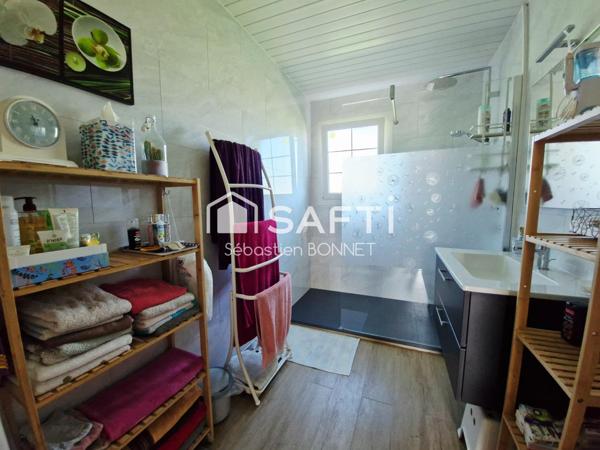 Maison plain pied 3 chambres avec deux garages et piscine