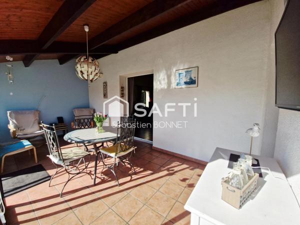 Maison plain pied 3 chambres avec deux garages et piscine