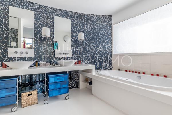 Courbevoie (92400) MAISON D'ARCHITECTE COURBEVOIE 262 M2 - Rooftop de 67 m2 et jardin-patio de 58 m2