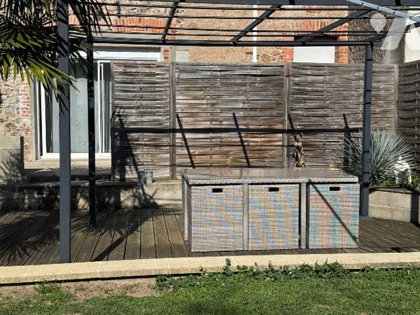 Maison rénovée, avec garage et dépendances