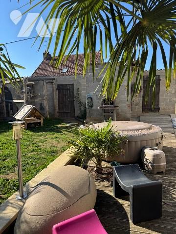 Maison rénovée, avec garage et dépendances