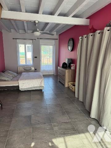 Maison rénovée, avec garage et dépendances