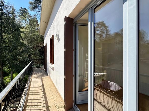 CHATELGUYON (63) - Appartement 4 pièces rénové, balcon filant et terrasse privative
