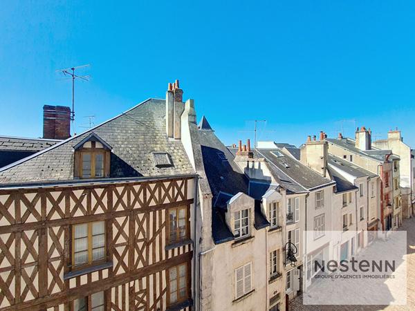 ORLEANS COEUR DE VILLE - APPARTEMENT 4 PIECES - DERNIER ETAGE - COLOMBAGES - POUTRES - CHARME DE L'ANCIEN - LUMINEUX - DOUBLE RECEPTION - VUE IMPRENABLE SUR LES TOITS D'ORLEANS - EXCELLENT DPE D - TOUTES LES COMMODITES !