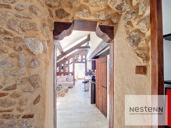 ORLEANS COEUR DE VILLE - APPARTEMENT 4 PIECES - DERNIER ETAGE - COLOMBAGES - POUTRES - CHARME DE L'ANCIEN - LUMINEUX - DOUBLE RECEPTION - VUE IMPRENABLE SUR LES TOITS D'ORLEANS - EXCELLENT DPE D - TOUTES LES COMMODITES !