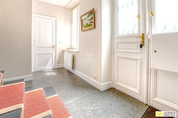 Versailles Saint-Louis Maison 7 pièces 235 m² au sol (181.52 m² habitables) sur parcelle d'environ 350 m² 2 184 000 € **  - Référence  28203