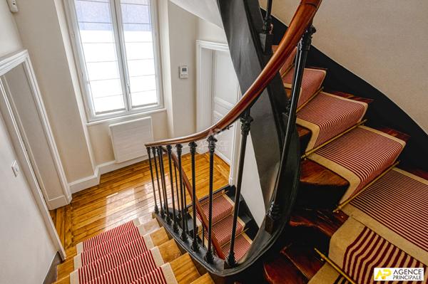 Versailles Saint-Louis Maison 7 pièces 235 m² au sol (181.52 m² habitables) sur parcelle d'environ 350 m² 2 184 000 € **  - Référence  28203