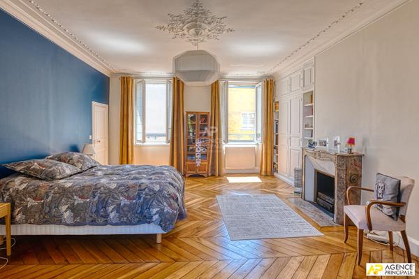 Versailles Saint-Louis Maison 7 pièces 235 m² au sol (181.52 m² habitables) sur parcelle d'environ 350 m² 2 184 000 € **  - Référence  28203