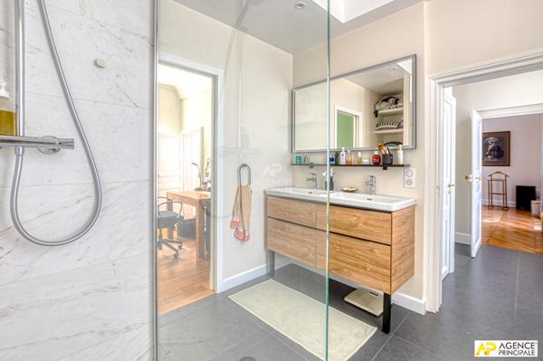 Versailles Saint-Louis Maison 7 pièces 235 m² au sol (181.52 m² habitables) sur parcelle d'environ 350 m² 2 184 000 € **  - Référence  28203