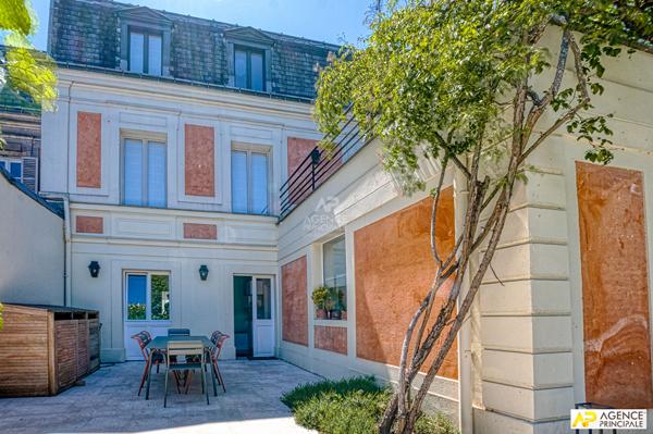 Versailles Saint-Louis Maison 7 pièces 235 m² au sol (181.52 m² habitables) sur parcelle d'environ 350 m² 2 184 000 € **  - Référence  28203