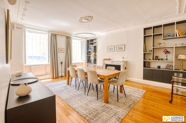 Versailles Saint-Louis Maison 7 pièces 235 m² au sol (181.52 m² habitables) sur parcelle d'environ 350 m² 2 184 000 € **  - Référence  28203