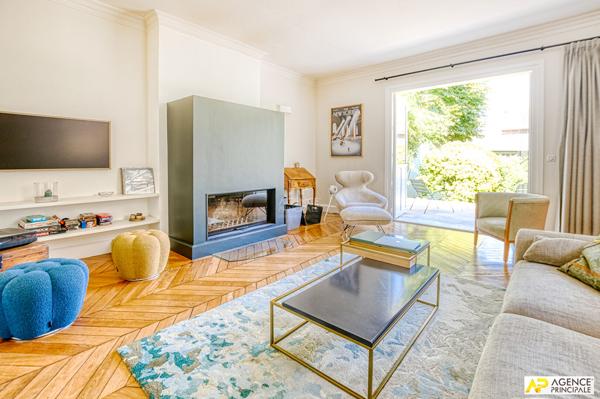 Versailles Saint-Louis Maison 7 pièces 235 m² au sol (181.52 m² habitables) sur parcelle d'environ 350 m² 2 184 000 € **  - Référence  28203