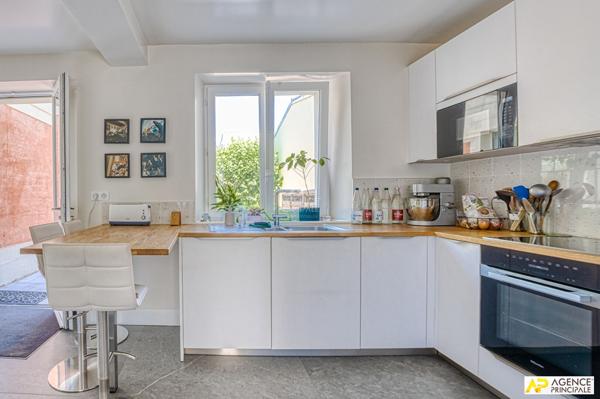 Versailles Saint-Louis Maison 7 pièces 235 m² au sol (181.52 m² habitables) sur parcelle d'environ 350 m² 2 184 000 € **  - Référence  28203