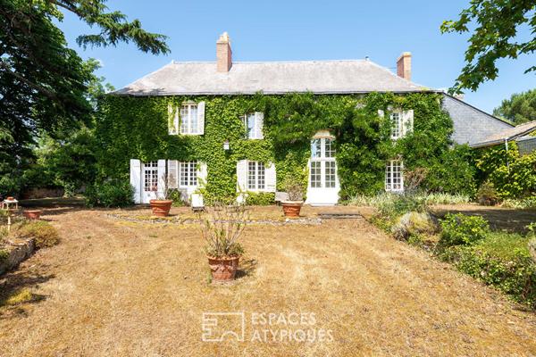 Demeure historique du XVIIème avec parc arboré et dépendances