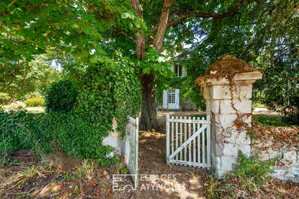 Demeure historique du XVIIème avec parc arboré et dépendances