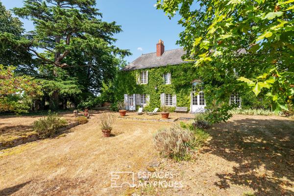 Demeure historique du XVIIème avec parc arboré et dépendances