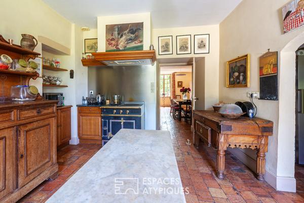 Demeure historique du XVIIème avec parc arboré et dépendances