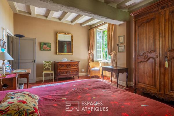 Demeure historique du XVIIème avec parc arboré et dépendances