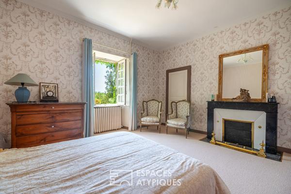 Demeure historique du XVIIème avec parc arboré et dépendances