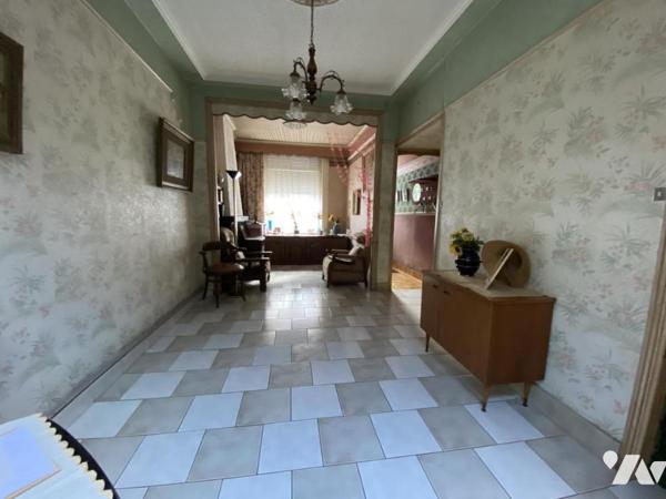 A VENDRE MAISON A RENOVER AVEC COUR ET GRAND GARAGE