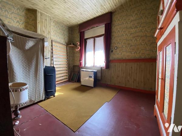 A VENDRE MAISON A RENOVER AVEC COUR ET GRAND GARAGE