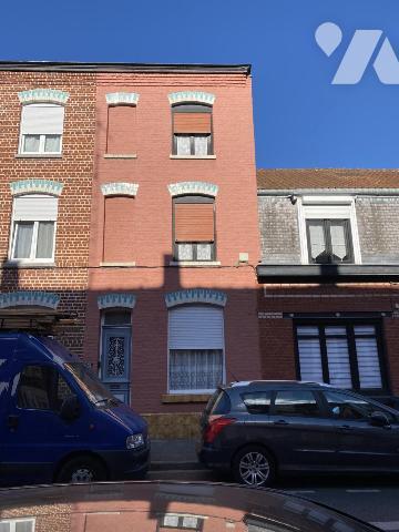 A VENDRE MAISON A RENOVER AVEC COUR ET GRAND GARAGE