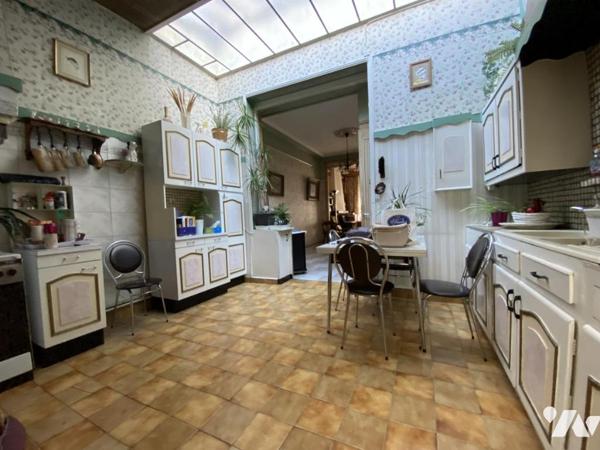 A VENDRE MAISON A RENOVER AVEC COUR ET GRAND GARAGE