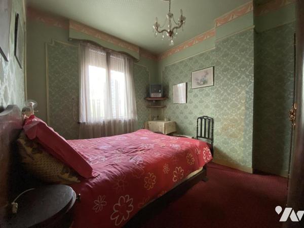 A VENDRE MAISON A RENOVER AVEC COUR ET GRAND GARAGE