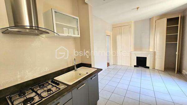 Situé dans le secteur mulsant, cet appartement T2 de 34,02 m² en rez-de-chaussée constitue une excellente opportunité, aussi bien pour un premier achat que pour un investissement locatif rentable. Dès l'entrée, vous découvrirez une agréable pièce de vie d'environ 18 m² avec cuisine équipée, offrant un espace convivial et fonctionnel. La partie nuit comprend une belle chambre de 11 m² avec parquet traditionnel, une salle d'eau ainsi qu'un WC indépendant.

L'appartement bénéficie de nombreux atouts appréciés :

✔ Chauffage individuel au gaz de ville
✔ Fenêtres PVC double vitrage
✔ Cabanon privatif idéal pour vélos ou stockage
✔ Faibles charges de copropriété (50 euros par mois)
✔ Petite copropriété bien entretenue
✔ Appartement en bon état général

Anciennement loué 360 € hors charges par mois, ce bien présente un excellent potentiel pour un investissement sécurisé.

Taxe foncière : 556 euros par an.

Charges de copropriété : 50,00 euros par mois. 

Une opportunité rare sur le secteur, offrant un excellent rapport qualité/prix et un fort potentiel patrimonial.

* Vidéo sur demande *

À visiter rapidement !