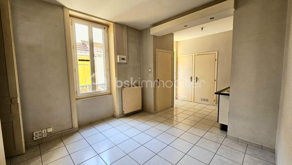 Situé dans le secteur mulsant, cet appartement T2 de 34,02 m² en rez-de-chaussée constitue une excellente opportunité, aussi bien pour un premier achat que pour un investissement locatif rentable. Dès l'entrée, vous découvrirez une agréable pièce de vie d'environ 18 m² avec cuisine équipée, offrant un espace convivial et fonctionnel. La partie nuit comprend une belle chambre de 11 m² avec parquet traditionnel, une salle d'eau ainsi qu'un WC indépendant.

L'appartement bénéficie de nombreux atouts appréciés :

✔ Chauffage individuel au gaz de ville
✔ Fenêtres PVC double vitrage
✔ Cabanon privatif idéal pour vélos ou stockage
✔ Faibles charges de copropriété (50 euros par mois)
✔ Petite copropriété bien entretenue
✔ Appartement en bon état général

Anciennement loué 360 € hors charges par mois, ce bien présente un excellent potentiel pour un investissement sécurisé.

Taxe foncière : 556 euros par an.

Charges de copropriété : 50,00 euros par mois. 

Une opportunité rare sur le secteur, offrant un excellent rapport qualité/prix et un fort potentiel patrimonial.

* Vidéo sur demande *

À visiter rapidement !