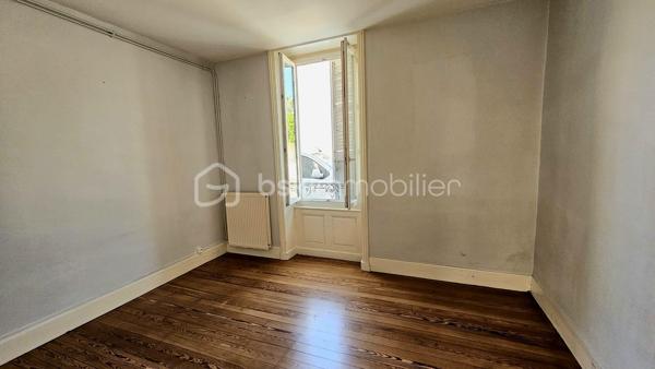 Situé dans le secteur mulsant, cet appartement T2 de 34,02 m² en rez-de-chaussée constitue une excellente opportunité, aussi bien pour un premier achat que pour un investissement locatif rentable. Dès l'entrée, vous découvrirez une agréable pièce de vie d'environ 18 m² avec cuisine équipée, offrant un espace convivial et fonctionnel. La partie nuit comprend une belle chambre de 11 m² avec parquet traditionnel, une salle d'eau ainsi qu'un WC indépendant.

L'appartement bénéficie de nombreux atouts appréciés :

✔ Chauffage individuel au gaz de ville
✔ Fenêtres PVC double vitrage
✔ Cabanon privatif idéal pour vélos ou stockage
✔ Faibles charges de copropriété (50 euros par mois)
✔ Petite copropriété bien entretenue
✔ Appartement en bon état général

Anciennement loué 360 € hors charges par mois, ce bien présente un excellent potentiel pour un investissement sécurisé.

Taxe foncière : 556 euros par an.

Charges de copropriété : 50,00 euros par mois. 

Une opportunité rare sur le secteur, offrant un excellent rapport qualité/prix et un fort potentiel patrimonial.

* Vidéo sur demande *

À visiter rapidement !