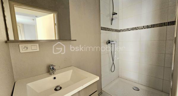 Situé dans le secteur mulsant, cet appartement T2 de 34,02 m² en rez-de-chaussée constitue une excellente opportunité, aussi bien pour un premier achat que pour un investissement locatif rentable. Dès l'entrée, vous découvrirez une agréable pièce de vie d'environ 18 m² avec cuisine équipée, offrant un espace convivial et fonctionnel. La partie nuit comprend une belle chambre de 11 m² avec parquet traditionnel, une salle d'eau ainsi qu'un WC indépendant.

L'appartement bénéficie de nombreux atouts appréciés :

✔ Chauffage individuel au gaz de ville
✔ Fenêtres PVC double vitrage
✔ Cabanon privatif idéal pour vélos ou stockage
✔ Faibles charges de copropriété (50 euros par mois)
✔ Petite copropriété bien entretenue
✔ Appartement en bon état général

Anciennement loué 360 € hors charges par mois, ce bien présente un excellent potentiel pour un investissement sécurisé.

Taxe foncière : 556 euros par an.

Charges de copropriété : 50,00 euros par mois. 

Une opportunité rare sur le secteur, offrant un excellent rapport qualité/prix et un fort potentiel patrimonial.

* Vidéo sur demande *

À visiter rapidement !