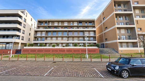LE HAVRE LES DOCKS F2 VENDU LOUÉ AVEC GRANDE TERRASSE