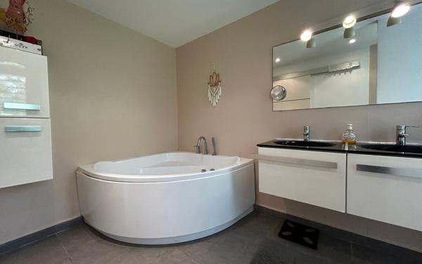 Maison à vendre    5 pièces • 174,99 m2 Saint-François