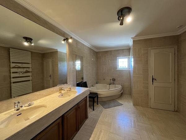 Maison
         8 pièces
        - 245 m² Exclusivité 399 000 € *