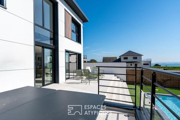 Architecture contemporaine avec piscine, à deux pas des plages