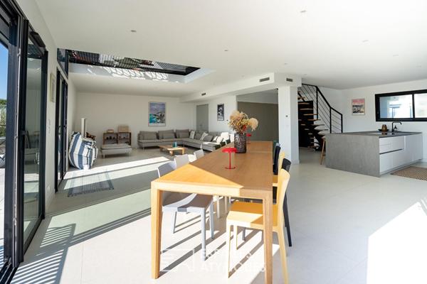 Architecture contemporaine avec piscine, à deux pas des plages