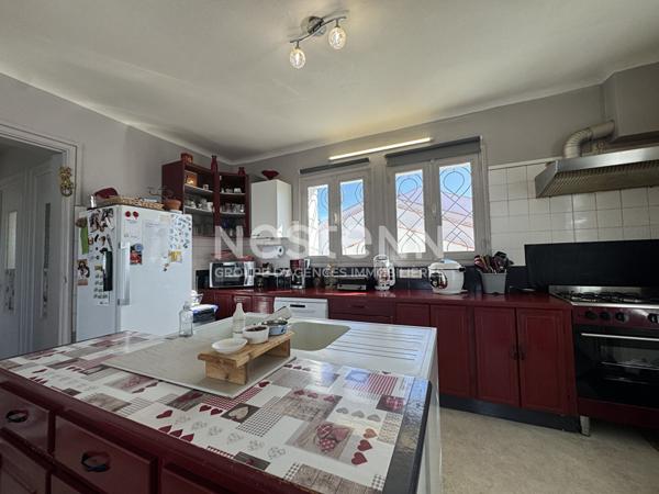 Rochefort Grande Maison possibilité 7 chambres 130 m² de Garage et Jardin.