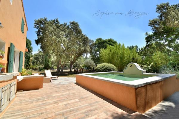 Maison à vendre 10 pièces EGUILLES (13), maison avec dépendances de 215 m², sur 3 230 m² avec piscine