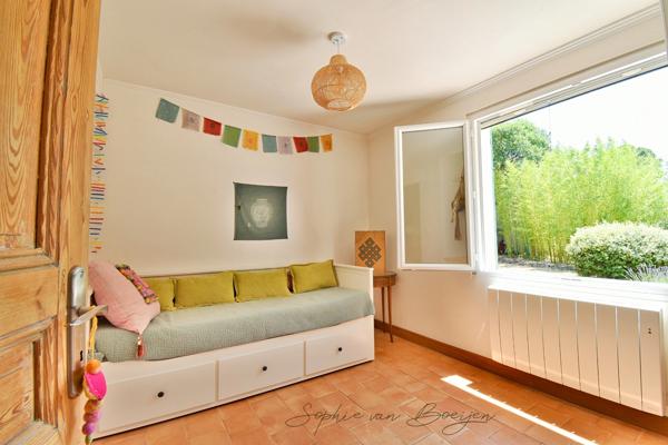 Maison à vendre 10 pièces EGUILLES (13), maison avec dépendances de 215 m², sur 3 230 m² avec piscine