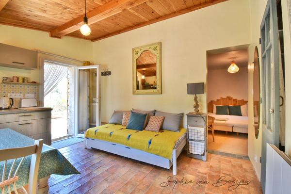 Maison à vendre 10 pièces EGUILLES (13), maison avec dépendances de 215 m², sur 3 230 m² avec piscine