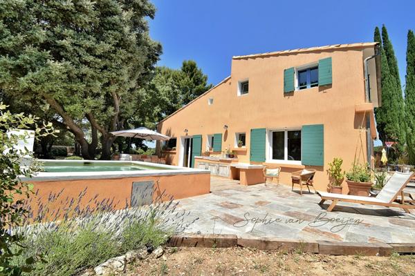 Maison à vendre 10 pièces EGUILLES (13), maison avec dépendances de 215 m², sur 3 230 m² avec piscine