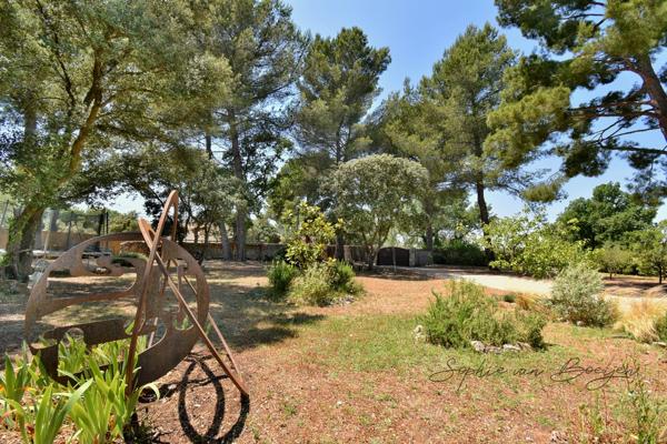 Maison à vendre 10 pièces EGUILLES (13), maison avec dépendances de 215 m², sur 3 230 m² avec piscine