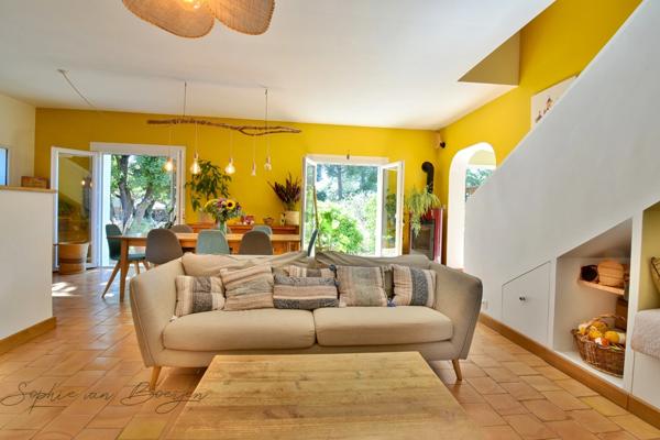 Maison à vendre 10 pièces EGUILLES (13), maison avec dépendances de 215 m², sur 3 230 m² avec piscine
