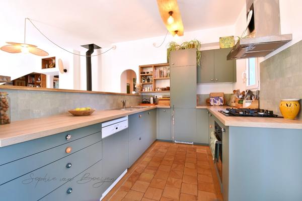 Maison à vendre 10 pièces EGUILLES (13), maison avec dépendances de 215 m², sur 3 230 m² avec piscine