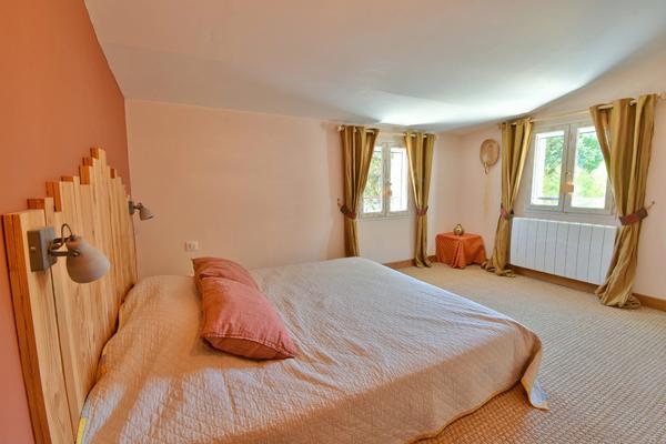 Maison à vendre 10 pièces EGUILLES (13), maison avec dépendances de 215 m², sur 3 230 m² avec piscine