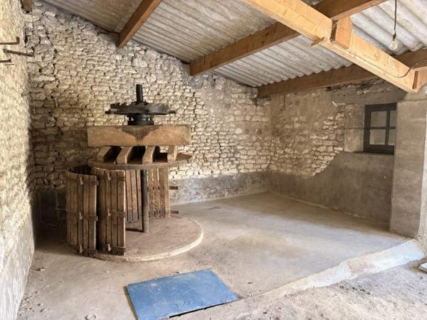 Maison ancienne à rénover avec dépendances