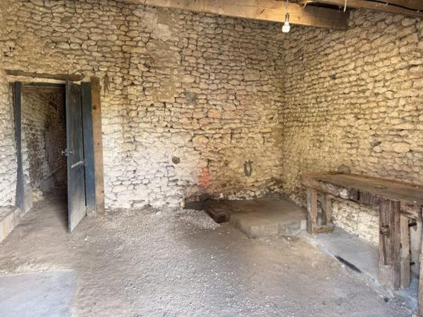 Maison ancienne à rénover avec dépendances